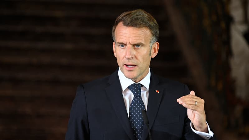 Emmanuel Macron rencontre les maires et pompiers touchés par le feu du Gros Bessillon