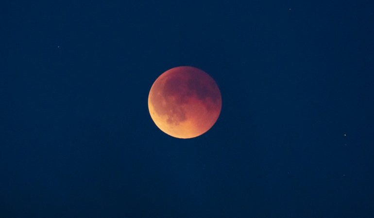 Observation d&rsquo;une éclipse lunaire partielle en France