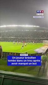 Un joueur brésilien tombe dans un trou après avoir marqué un but