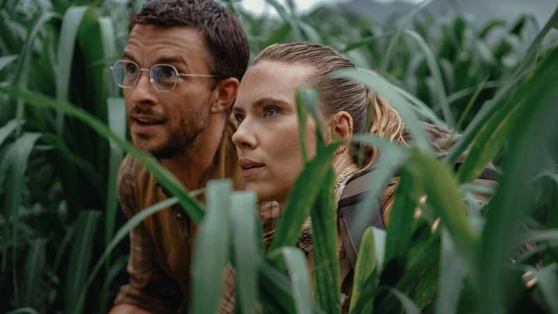 Jonathan Bailey et Scarlett Johansson dans « Jurassic World Rebirth »