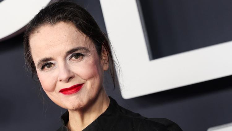Amélie Nothomb explore la connexion singulière entre un adolescent et un perroquet dans son nouveau roman