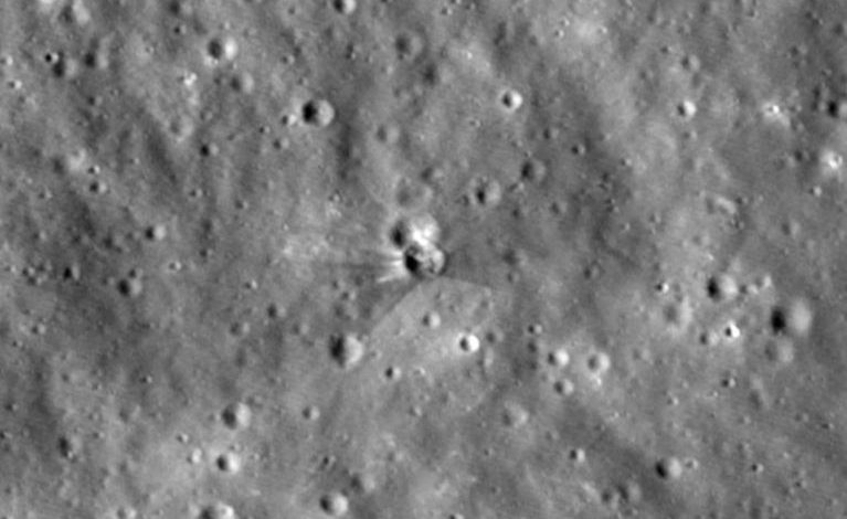 Nouvelles images du cratère lunaire causé par une fusée Falcon 9