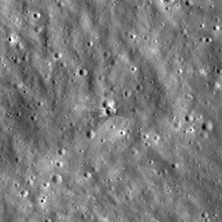 Nouvelles images du cratère lunaire causé par une fusée Falcon 9