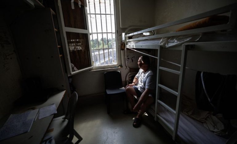 Conditions de Chaleur Accablantes Dans les Prisons Françaises