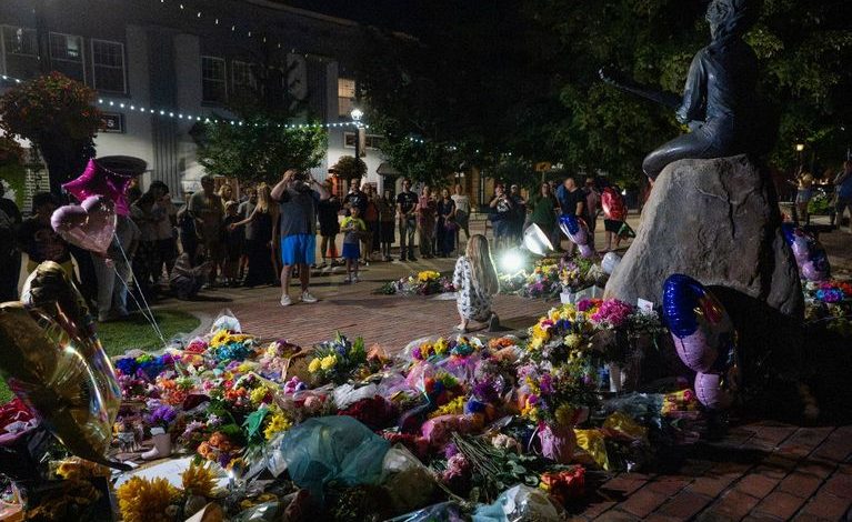 Hommages après la mort de Dolly Parton, légende de la musique country
