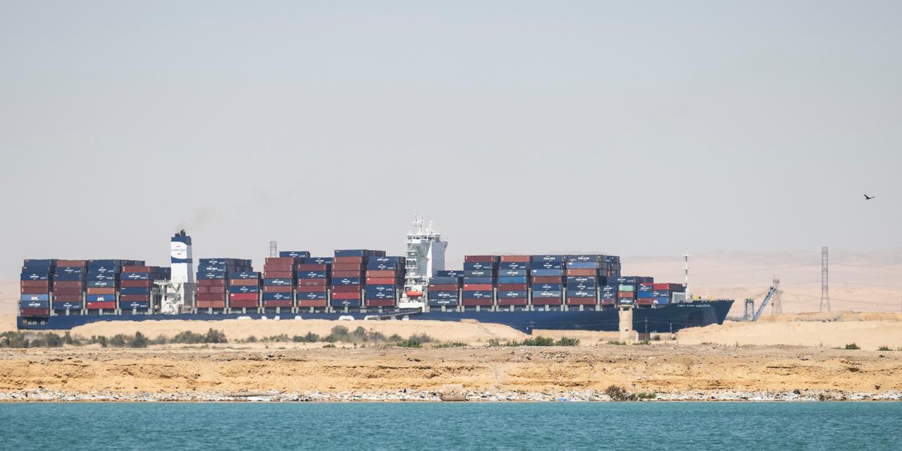 Suez, canal stratégique : entre terre et mer