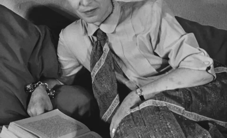 Rencontre de Sartre et Beauvoir au Quartier latin : un couple iconique