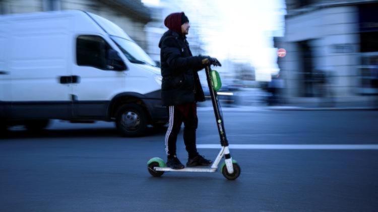 Obligation du port du casque et d&rsquo;équipement rétroréfléchissant pour les trottinettes électriques à Paris