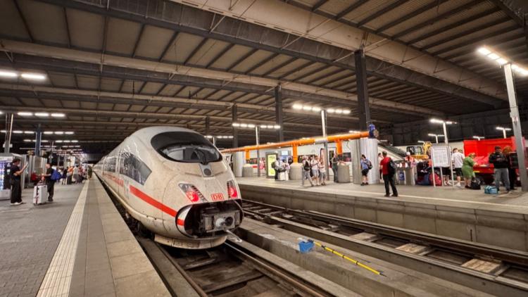 Un arrêt imprévu laisse une mère séparée de ses enfants dans un train allemand