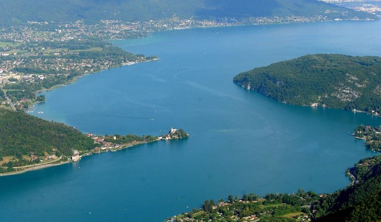 Découverte d&rsquo;une arme au fond du lac d&rsquo;Annecy : Nouveau rebondissement dans l&rsquo;affaire de Chevaline