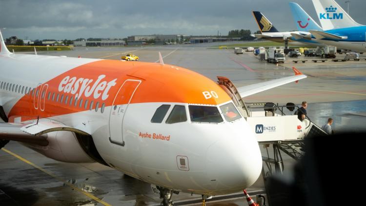 Un couple séparé par le surbooking de leur vol à l&rsquo;aéroport