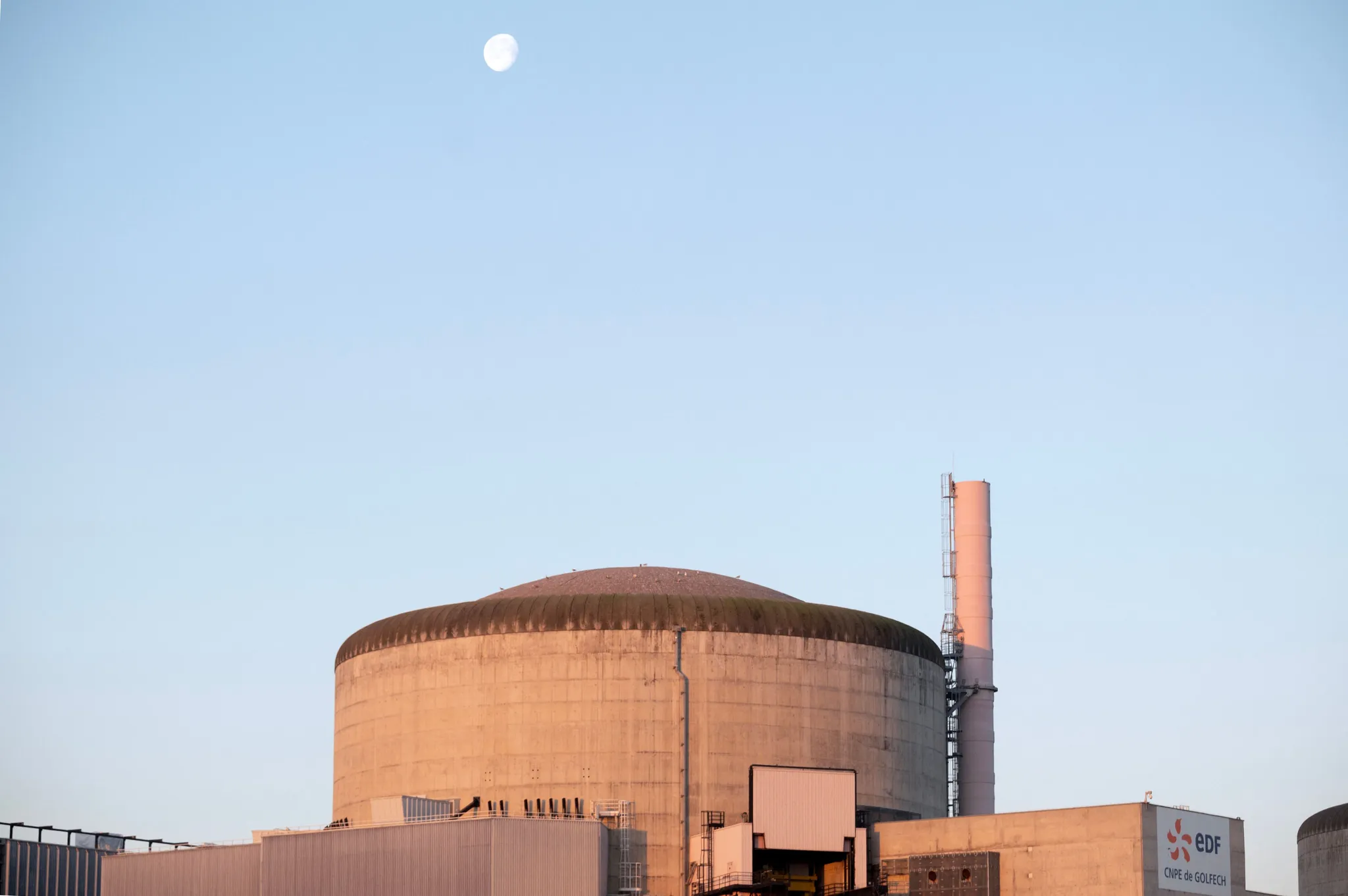 Les réacteurs nucléaires d&rsquo;EDF à l&rsquo;arrêt face à la chaleur et aux méduses