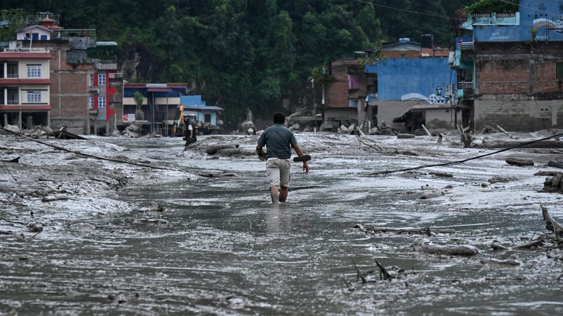 Crue dévastatrice au Népal : Plus de 1.300 disparus et 165 morts suite à l&rsquo;effondrement d&rsquo;un glacier