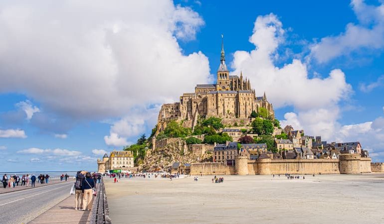 Les Canicules et Incendies Redirigent les Touristes Vers la Manche
