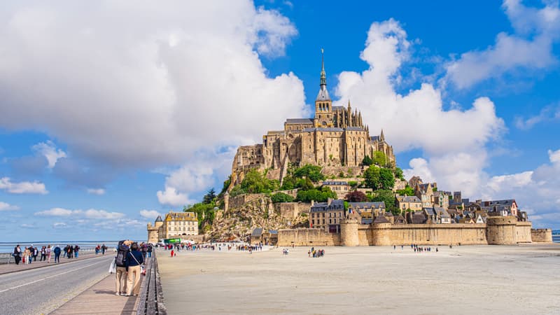 Les Canicules et Incendies Redirigent les Touristes Vers la Manche