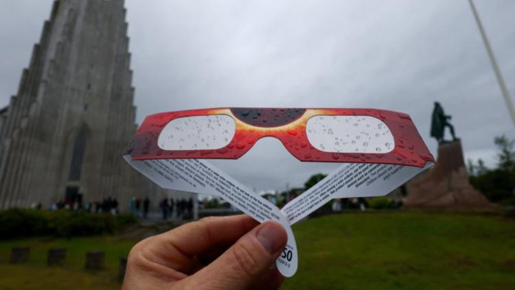 Les lunettes de protection pour éclipses solaires : usage unique ou réutilisation ?