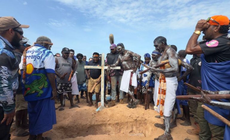 La restitution des ossements aborigènes à Baniyala, Australie