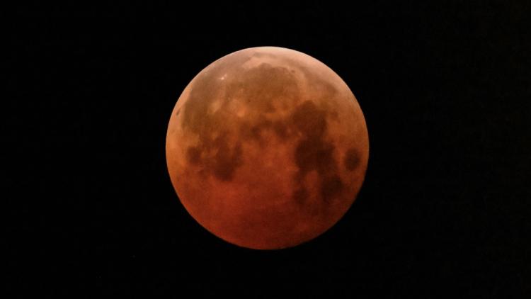 Observation d&rsquo;une éclipse lunaire partielle en août