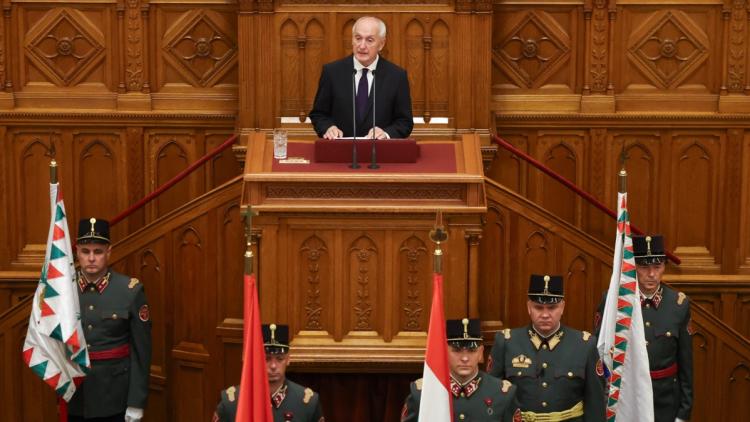 Un changement de chef d&rsquo;État en Hongrie : András Baka élu président