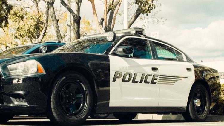 Un père inculpé pour meurtre après la mort tragique de son bébé