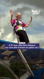 Une femme de 97 ans réalise une performance incroyable sur une aile d&rsquo;avion
