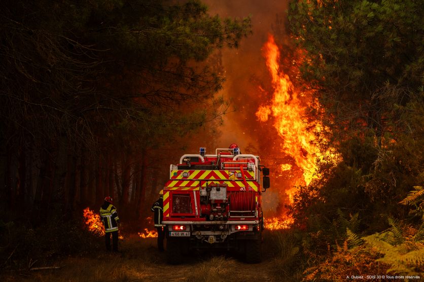 Les pompiers de Gironde face à des défis multiples lors des mégafeux