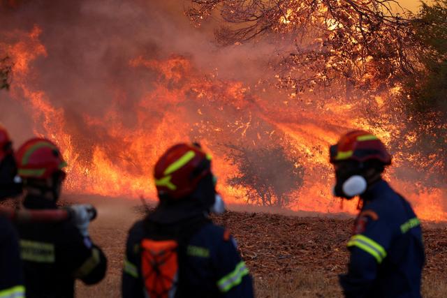 Incendies dévastateurs et conditions climatiques difficiles en Grèce