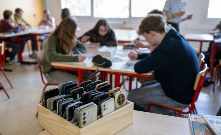 Interdiction des téléphones portables au lycée: une nouvelle loi et ses doutes