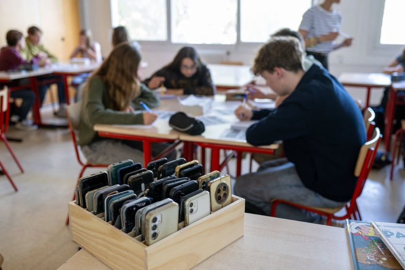 Interdiction des téléphones portables au lycée: une nouvelle loi et ses doutes