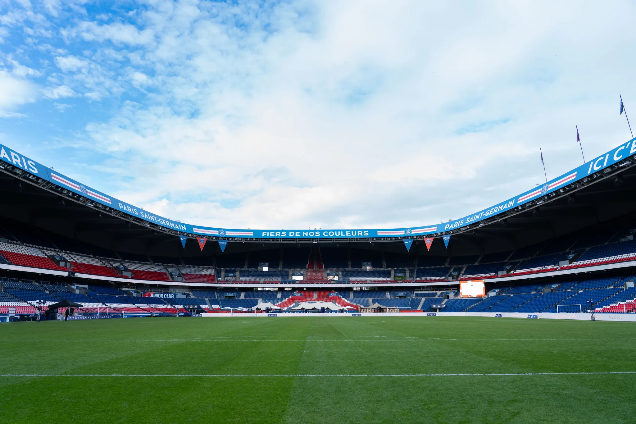 Entraînements perturbés : La canicule impacte les terrains de football à Laval