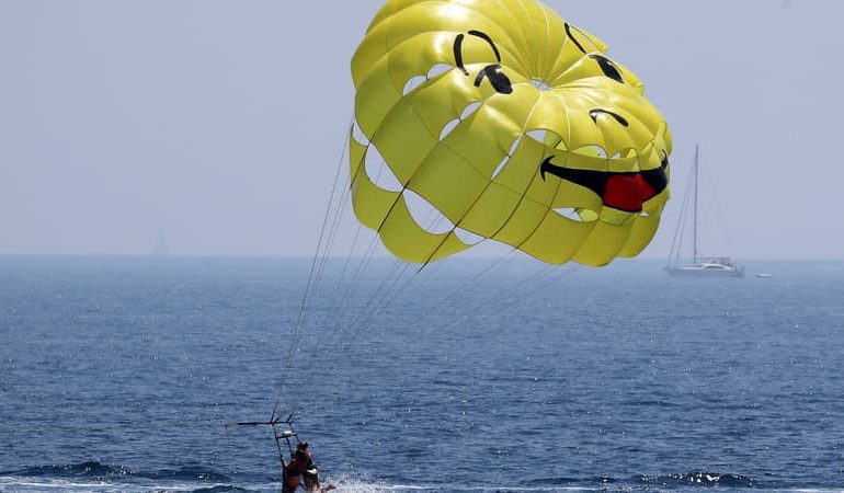 Accident de parachute ascensionnel à Saint-Cyr-sur-Mer : un père et sa fille gravement blessés