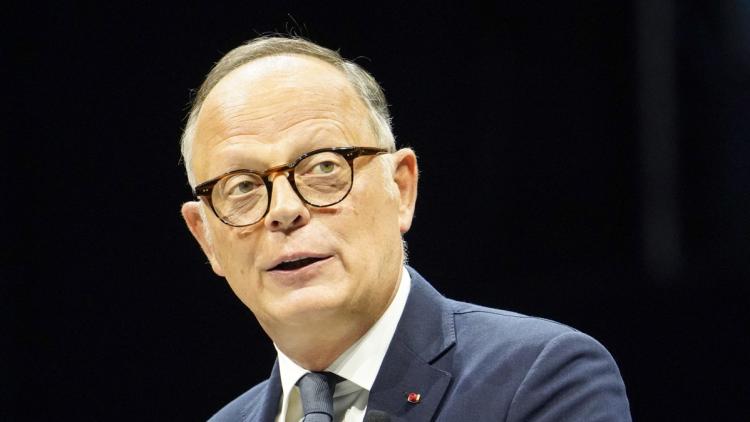 Édouard Philippe propose une hausse salariale pour les enseignants et des mesures envers les parents