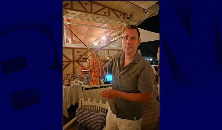 Stéphane Lamart sauve une langouste pour la relâcher en mer