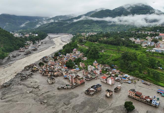 Crues Dévastatrices au Népal après l&rsquo;Effondrement d&rsquo;un Glacier