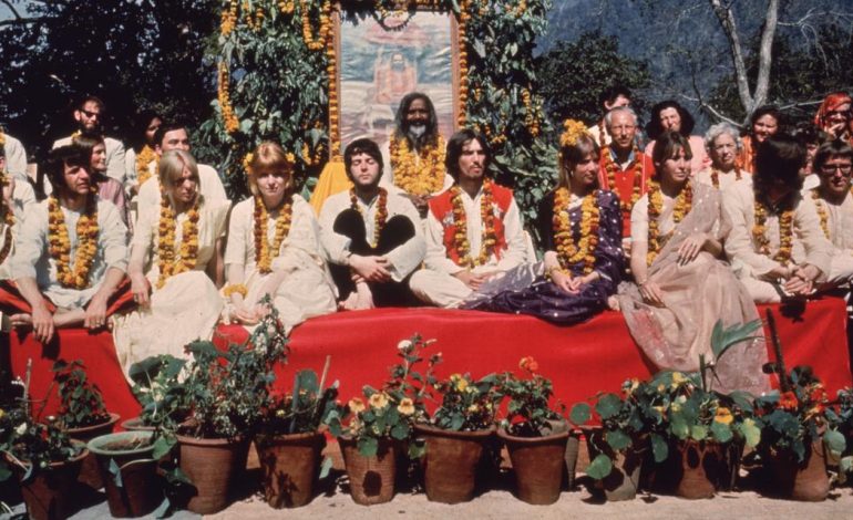Gourous et ashrams : Influence de Maharishi aux États-Unis