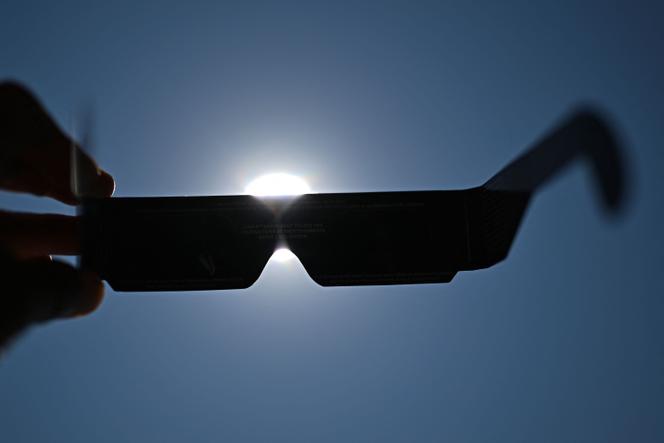Préparatifs pour l&rsquo;éclipse solaire : demande accrue de lunettes de protection