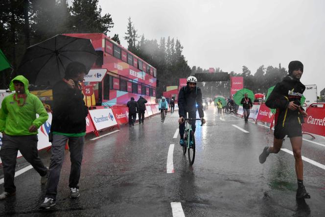 Tadej Pogacar mène les coureurs à l&rsquo;abri lors des intempéries de la Vuelta
