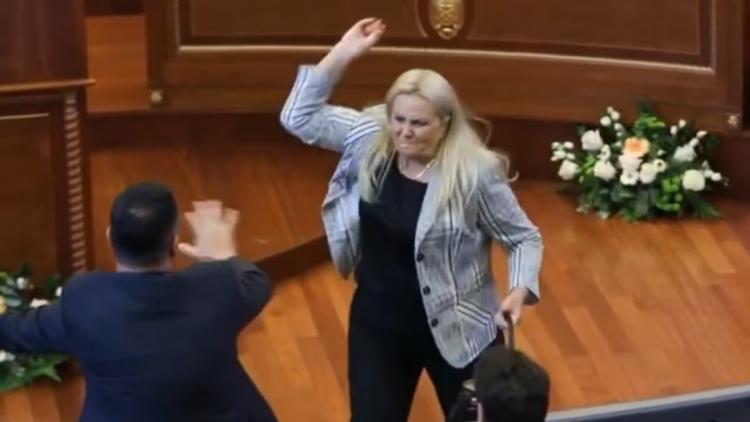 Incidents au Parlement du Kosovo alors que la crise politique s&rsquo;intensifie