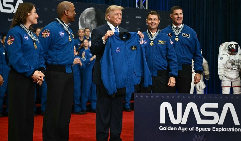 Trump honore les astronautes de la mission Artémis II