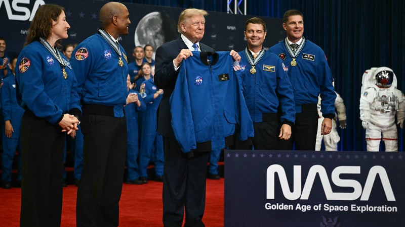 Trump honore les astronautes de la mission Artémis II
