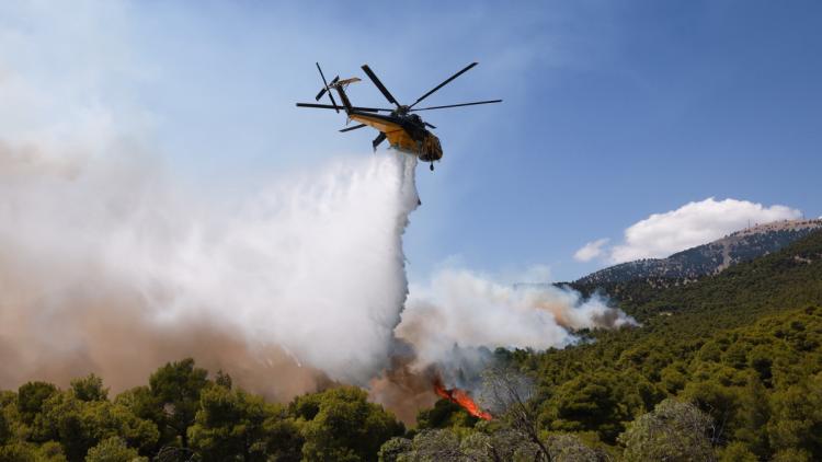 Collision tragique de deux hélicoptères lors des incendies en Grèce