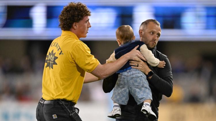 Un bébé interrompt un match de Major League Soccer