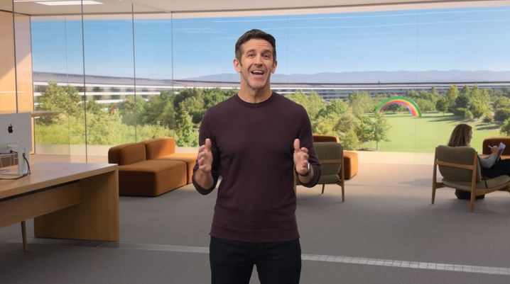 John Ternus présente l&rsquo;iPhone Duo d&rsquo;Apple lors de sa première keynote