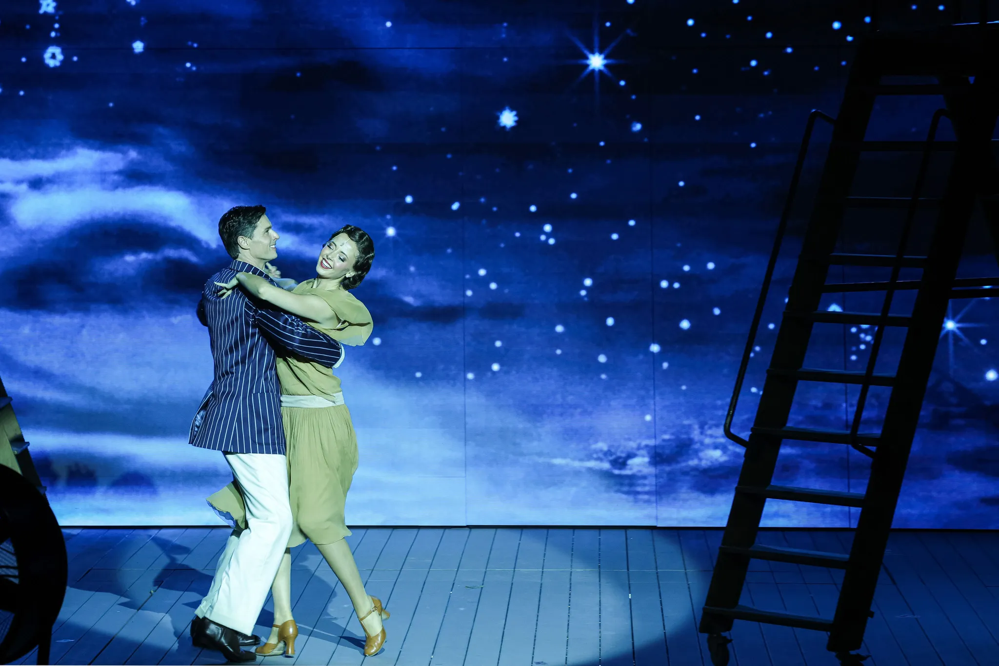 Singin&rsquo; in the Rain au Lido de Paris : Un classique réinventé