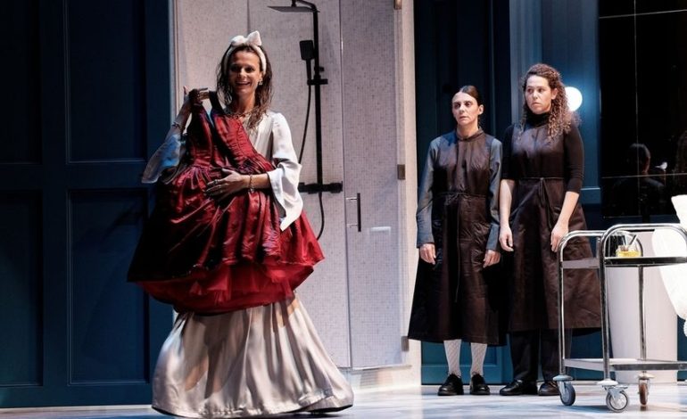 Les Bonnes par Carme Portaceli: Une mise en scène contemporaine au Théâtre de l’Athénée