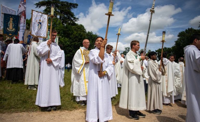 Participation des Servants d&rsquo;Autel lors des Messes du Pape Léon XIV en France