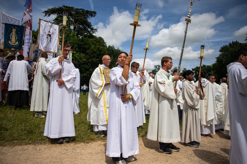 Participation des Servants d&rsquo;Autel lors des Messes du Pape Léon XIV en France