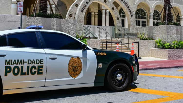 Un homme arrêté après s&rsquo;être caché sous un lit d&rsquo;hôtel en Floride