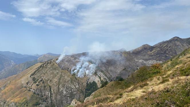 Incendie complexe dans la vallée d&rsquo;Aspe : recours à des contre-feux et à un hélicoptère Chinook