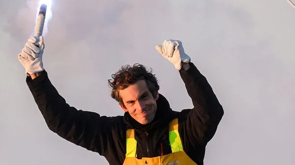 Hommage à Charlie Dalin : Un dernier au revoir sur la baie de Concarneau